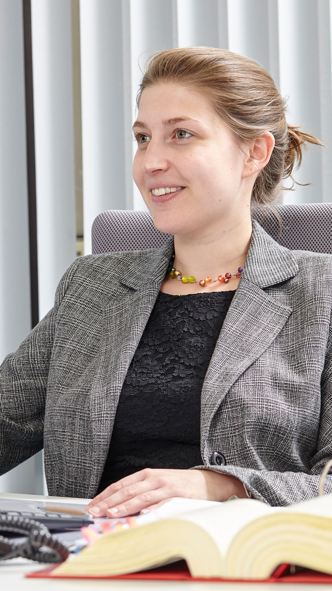Steuerberaterin Simone Prinz sitzend am Schreibtsich