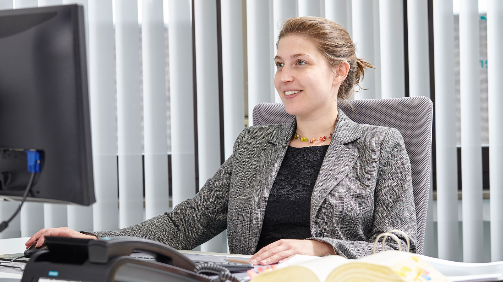 Steuerberaterin Simone Prinz sitzend am Schreibtsich vor ihrem Computer